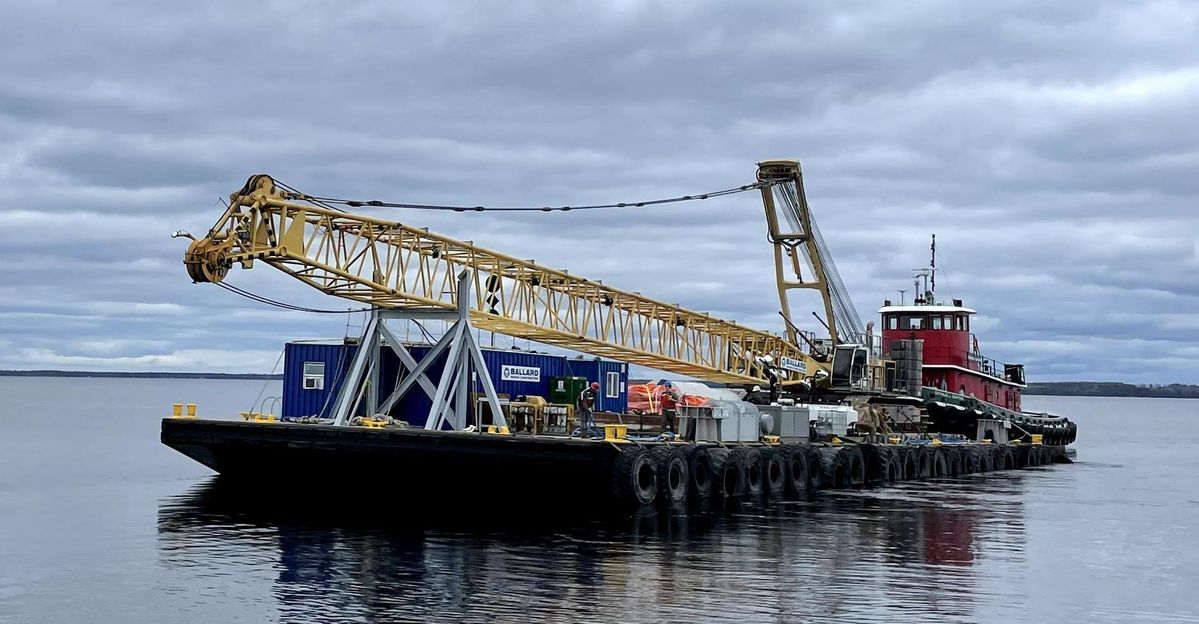 spud barge crane_crop_505_263