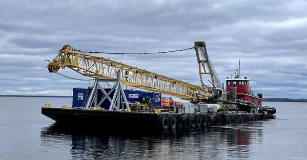 spud barge crane_crop_505_263